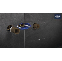 Instalace před stěnu s logem Grohe na tmavé stěně