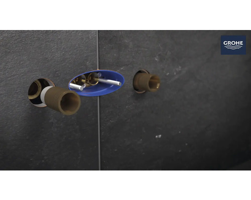 Instalace před stěnu s logem Grohe na tmavé stěně