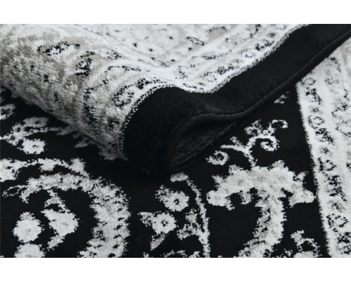 Detailní pohled na vzorovaný koberec