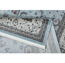 Detail světlého koberce s květinovým vzorem