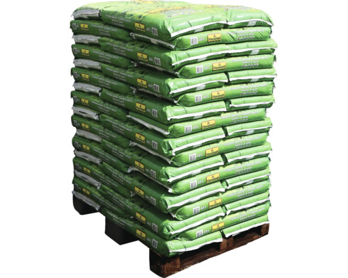 Paleta s naskládanými pytli zeminy pro rostliny