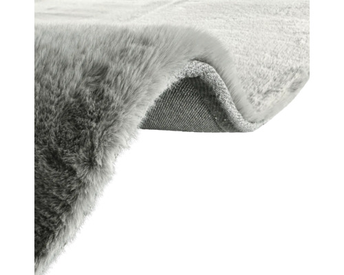 Detailní pohled na šedý koberec s textilní zadní stranou