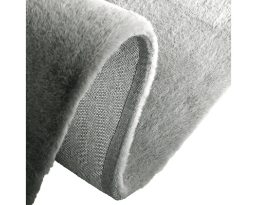 Detail šedého koberce s tkanou podložkou