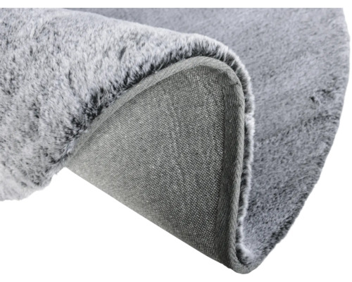 Šedý koberec s krátkým vlasem a textilní podložkou