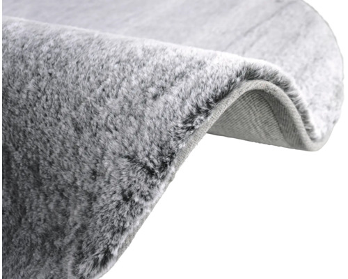 Detailní pohled na šedý koberec s měkkým povrchem