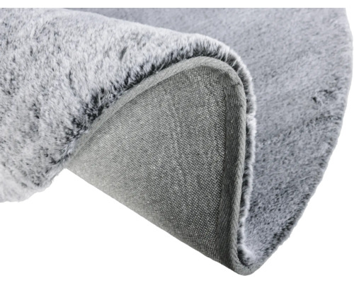 Šedý koberec s jemným povrchem