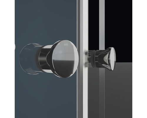 Detail sprchových dveří s madlem