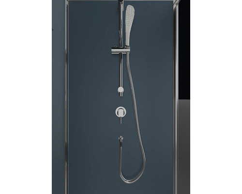 Sprchová armatura s ruční sprchou a regulátorem na sprchové stěně