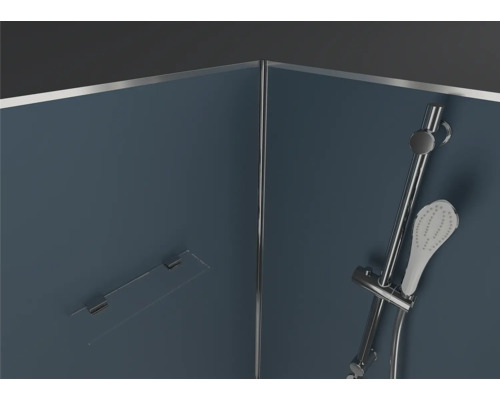 Detailní pohled na sprchový kout se sprchovou hlavicí a držákem