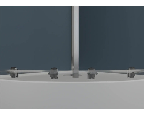 Detailní pohled na sprchový kout s průhlednými skleněnými prvky a stříbrným kováním