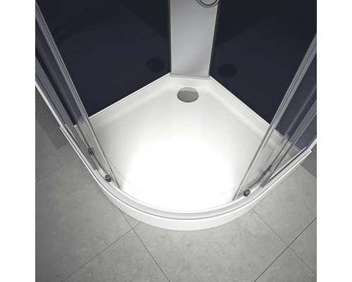 Detailní pohled na sprchový kout s černou zadní stěnou a bílou sprchovou vaničkou.