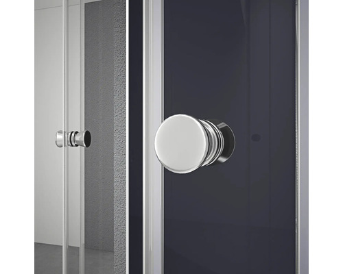 Detail sprchového koutu s kulatými madly