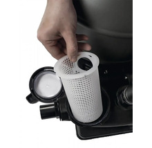 Ruka vkládá sítový koš do bazénového filtru