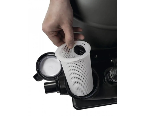 Ruka vkládá sítový koš do bazénového filtru