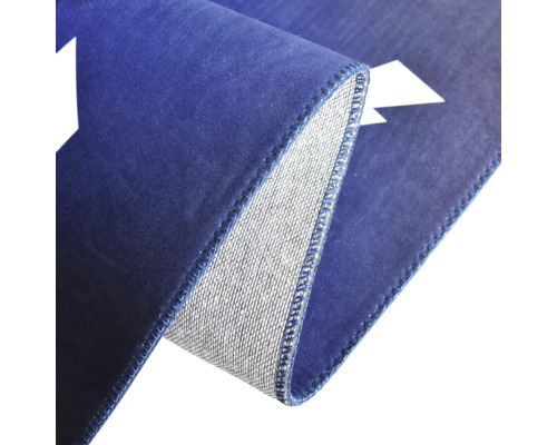 Detail modrého koberce s bílým vzorem