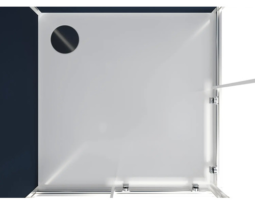 Pohled shora na sprchový kout se skleněnými dveřmi a odtokem