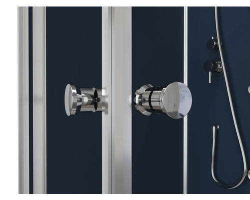 Detail sprchového boxu s madly, armaturami a sprchovou hadicí.