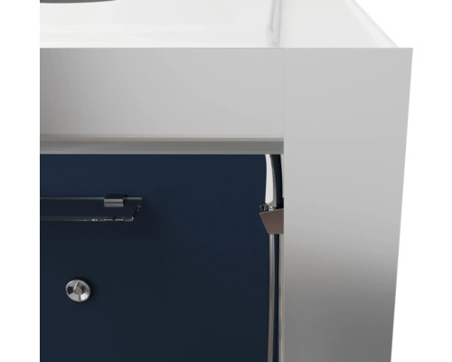 Detailní pohled na koupelnový nábytek s držákem na ručníky a armaturou