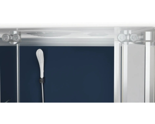 Detail sprchového koutu s ruční sprchou a kováním posuvných dveří