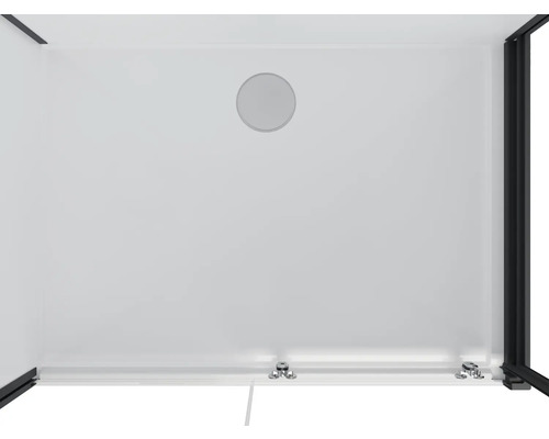 Vnitřní pohled na sprchový kout s kruhovým otvorem a kováním na podlaze