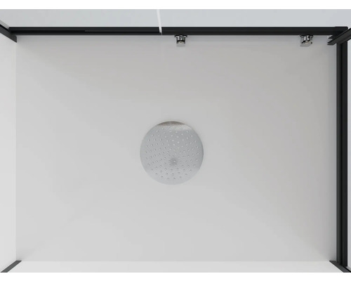 Interiér sprchy se sprchovou hlavicí a černým rámem