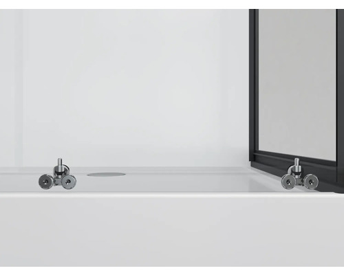 Detail sprchového koutu s posuvnými dveřmi a válečkovým mechanismem