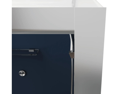 Detail koupelnového nábytku s držákem na ručníky a armaturou