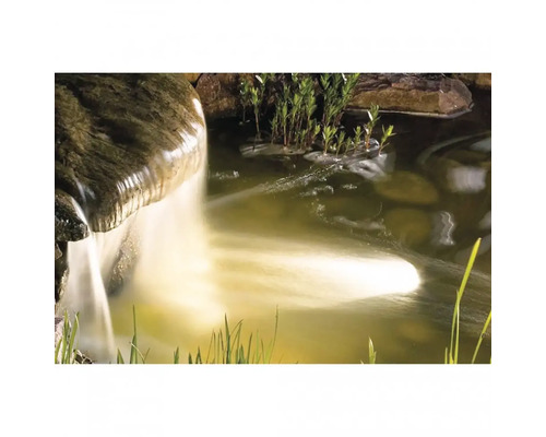 Potůček s vodopádem v zahradním jezírku