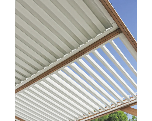 Detailní pohled na pergolu s lamelovou střechou a dřevěným rámem.