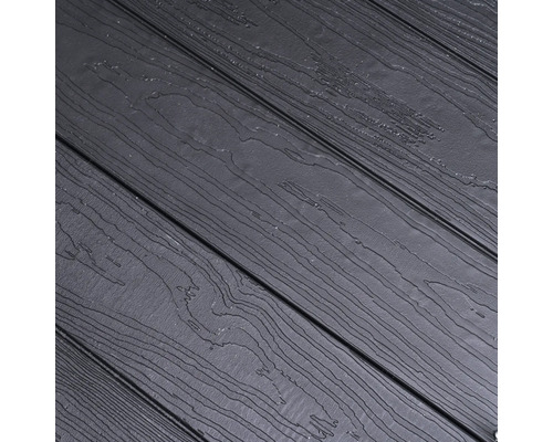 Pohled shora na dřevěná terasová prkna