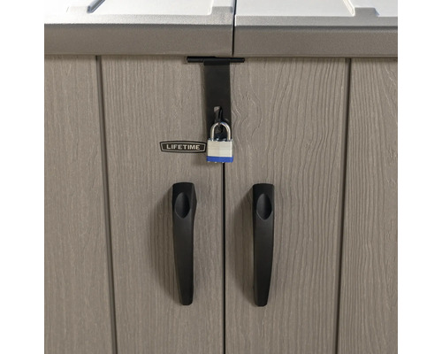 Detail zahradní skříně s visacím zámkem, madly a logem Lifetime