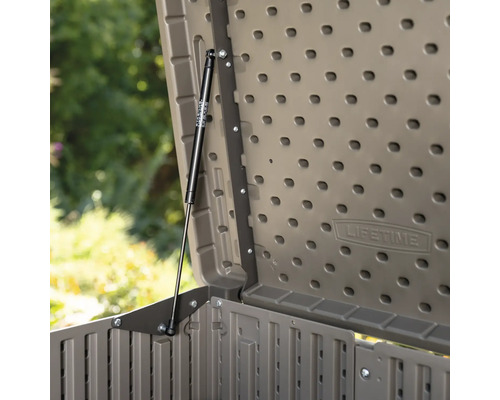 Detailní pohled na otevřené víko zahradního boxu s plynovou pružinou
