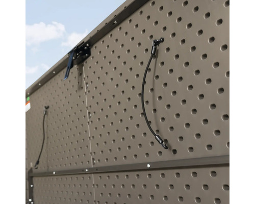 Detailní pohled na box na nářadí s děrovanou stěnou pro uložení zahradního nářadí.