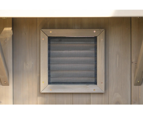 Detail dřevěného zahradního domku s větrací mřížkou