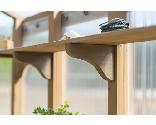 Dřevěná police s nářadím ve skleníku