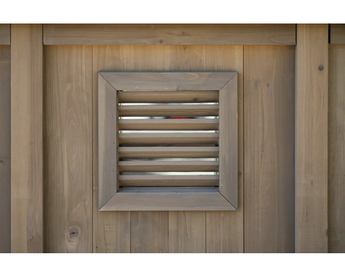 Detailní pohled na dřevěnou kůlnu s větrací mřížkou