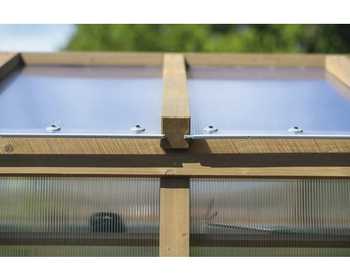 Detailní pohled na skleník s dřevěným rámem a průhlednými panely