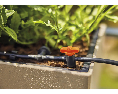 Systém kapkové závlahy s regulačním ventilem v květináči.