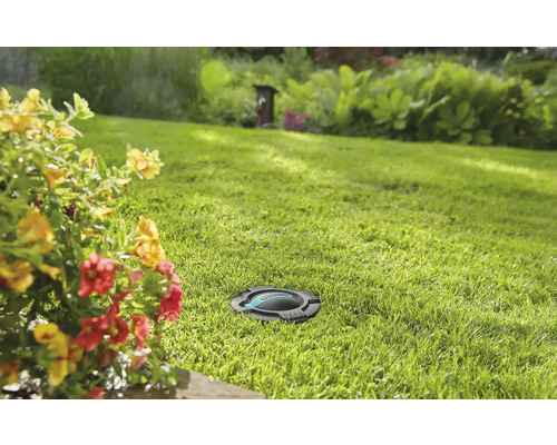 Zavlažovač zapuštěný v trávníku na zahradě