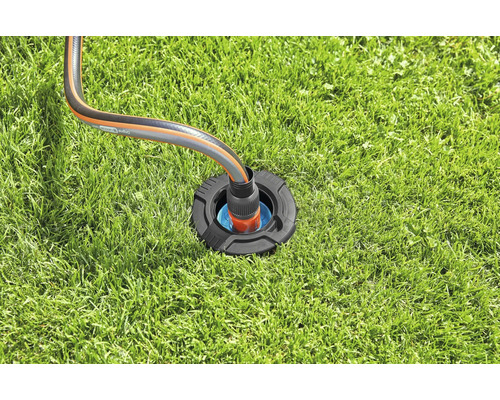 Zavlažovací připojovací box s zahradní hadicí na trávníku