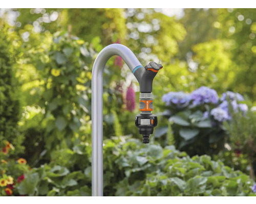 Připojení zahradní hadice s vodovodním kohoutkem na zahradě