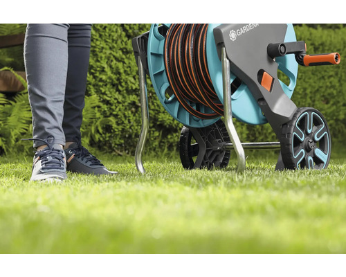 Naviják na hadici Gardena se zahradní hadicí na trávníku