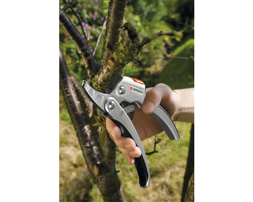 Zahradní nůžky stříhají větev, logo Gardena