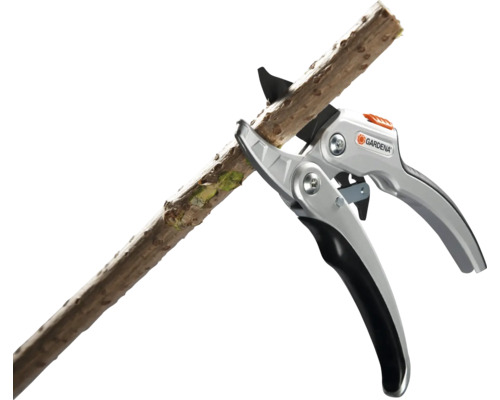 Nůžky na větve Gardena stříhají větev.