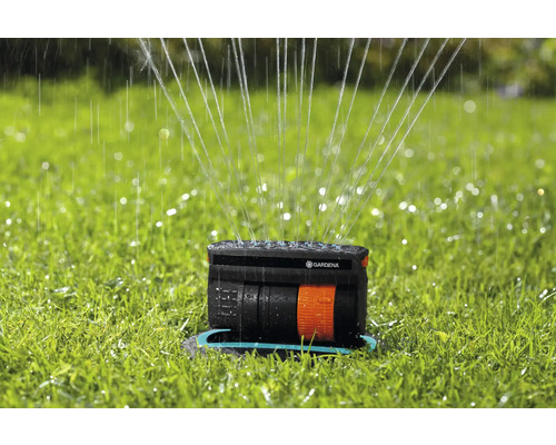 Zavlažovač Gardena na trávníku