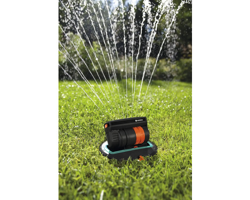 Zavlažovač Gardena v provozu na trávníku