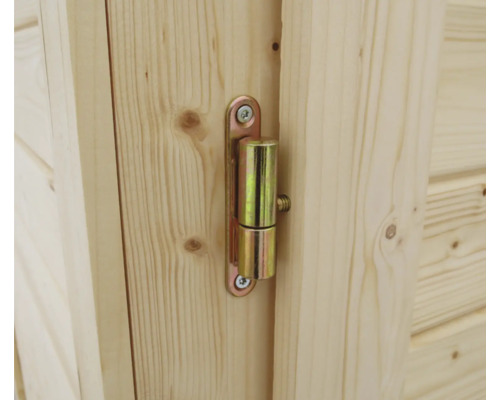 Detail dveřního závěsu na dřevěné budově.