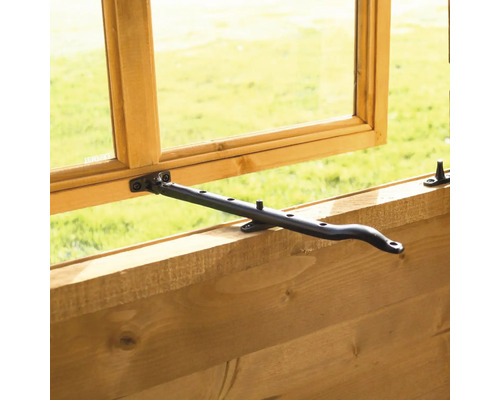 Okno s kovovou okenní zarážkou