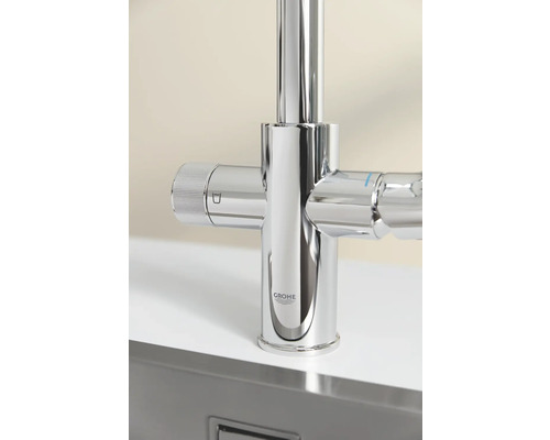 Detail lesklé armatury značky Grohe.