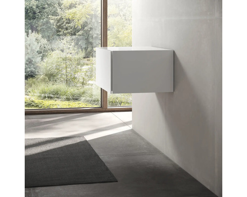 Nástěnná skříňka pod umyvadlo v koupelně